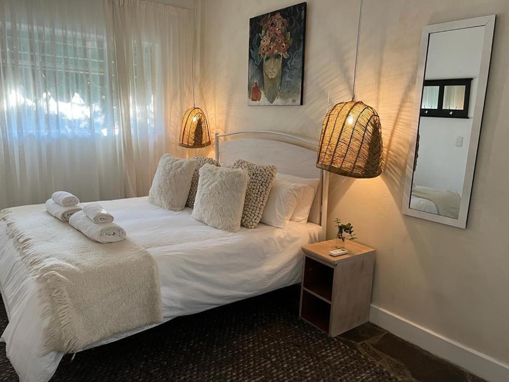 Enchanting Self-Catering Villa With Queen Bed At Bokmakierie Villas Windhoek Bagian luar foto