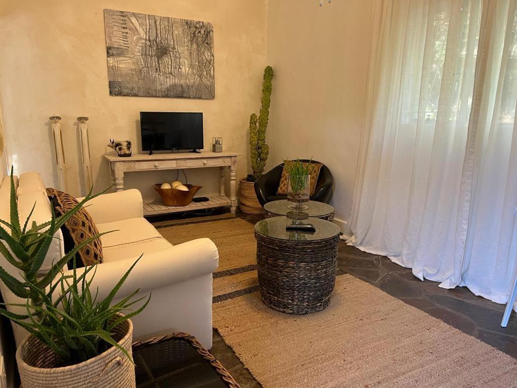 Enchanting Self-Catering Villa With Queen Bed At Bokmakierie Villas Windhoek Bagian luar foto