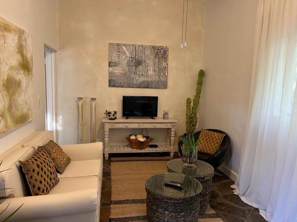 Enchanting Self-Catering Villa With Queen Bed At Bokmakierie Villas Windhoek Bagian luar foto