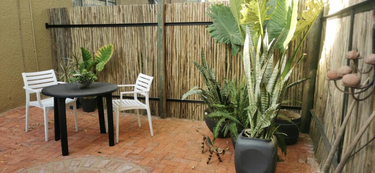 Enchanting Self-Catering Villa With Queen Bed At Bokmakierie Villas Windhoek Bagian luar foto