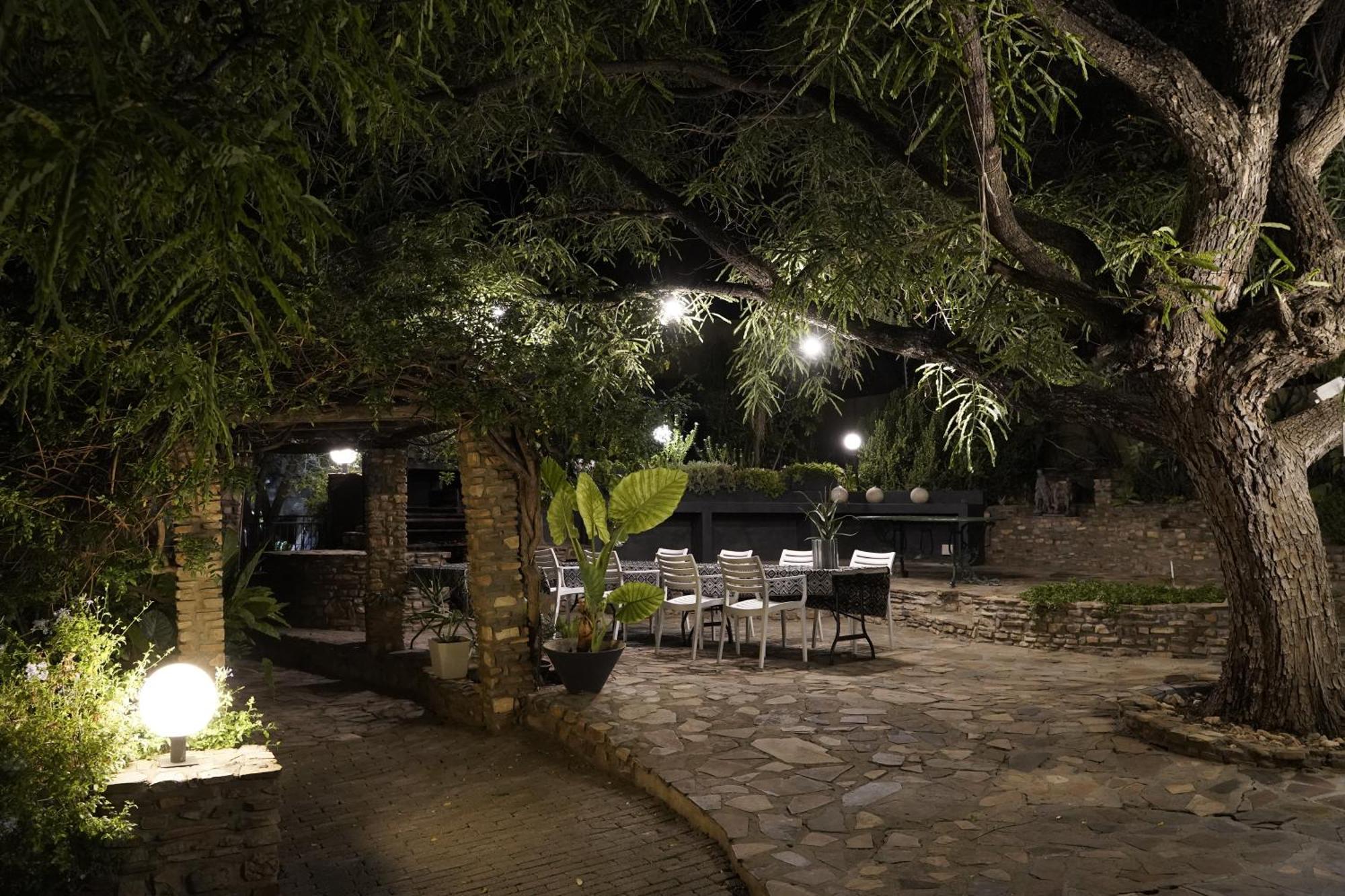 Enchanting Self-Catering Villa With Queen Bed At Bokmakierie Villas Windhoek Bagian luar foto